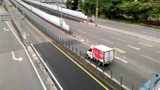 1050512遠方一輛大卡車故障卡在中安大橋上等待拖救,已在橋頭放上故障標誌,也有警員到場指揮,但仍有白目司機硬要上橋,最後又得倒車返回改道!