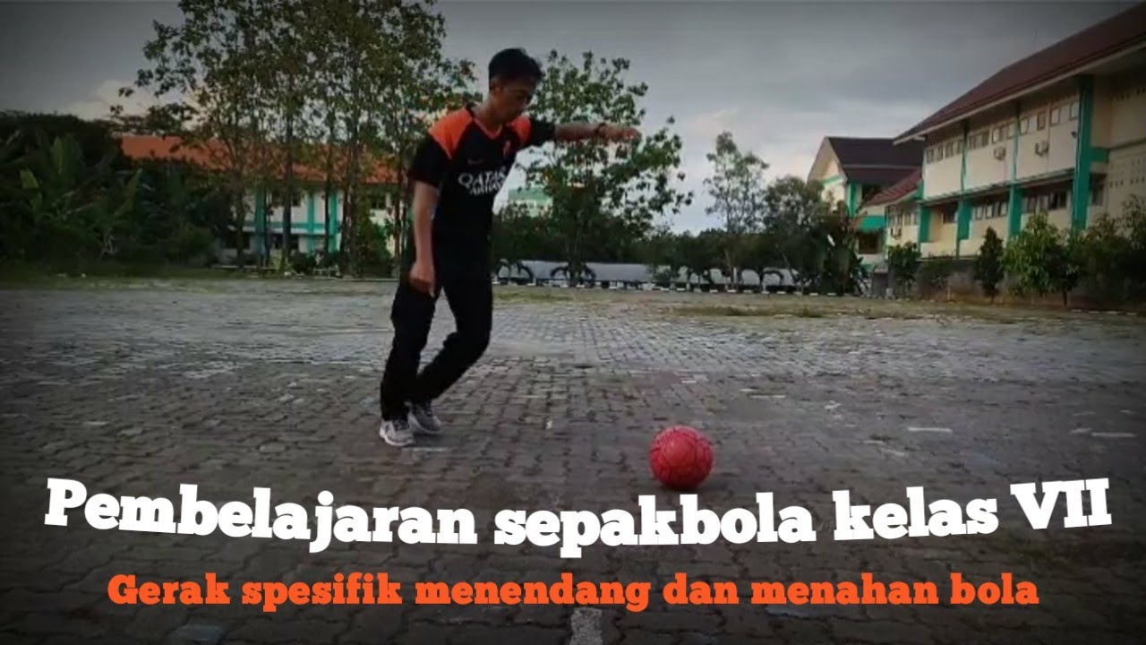 Pembelajaran Sepakbola kelas VII, Gerak spesifik menendang dan menahan bola