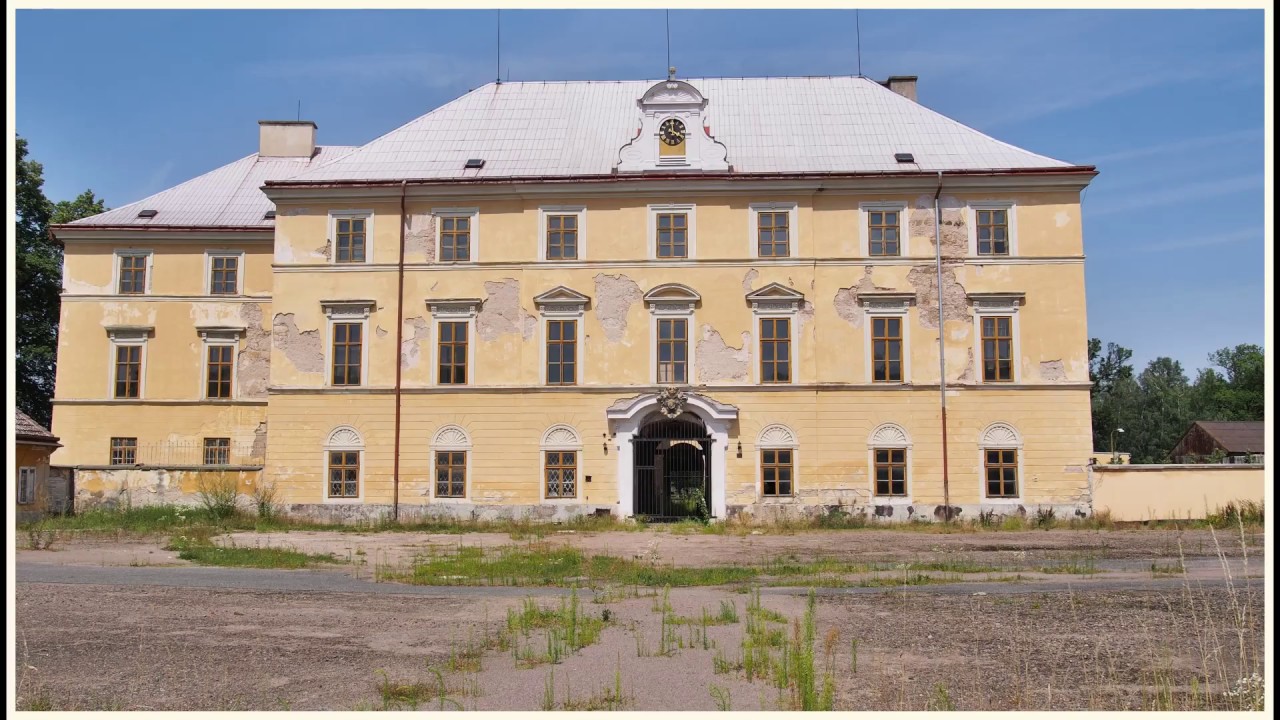 Za lesem jsou Zdechovice