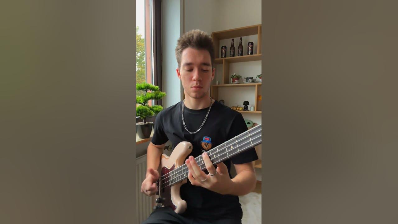 Disturbia on bass sounds amazing #bassplayer #bass #rihanna