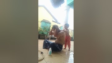 mandi hujan buatan||gosokin kepala ayah pake sampo #shorts