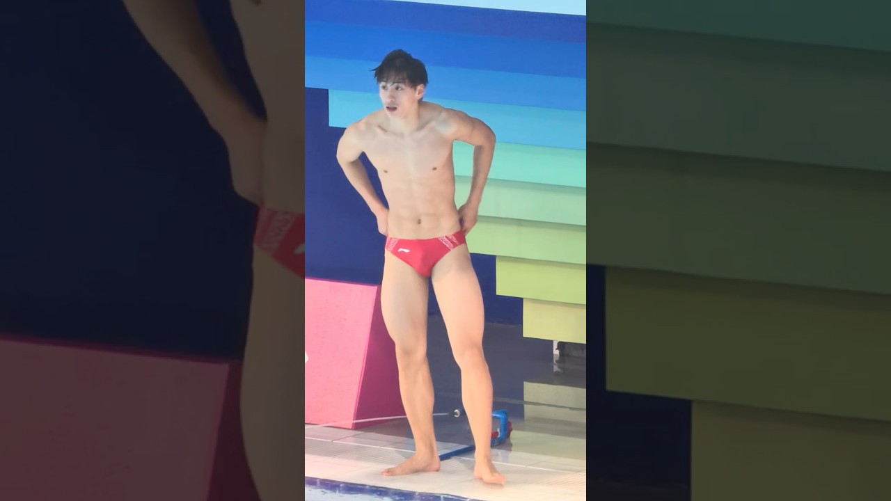 严鑫惊艳到我：要身材要颜值要技术，都有！11.3男子团体双人3米跳板第一跳#十五运会 #跳水 #严鑫 #帅哥 #腹肌 #健身 #颜值天花板 #身材比例逆天 #samueldang