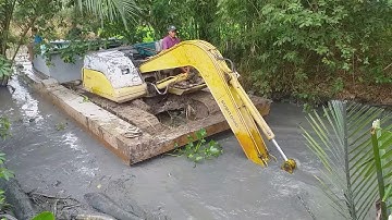 xe cuốc 03 gắp đất lẽ trong kênh hẹp