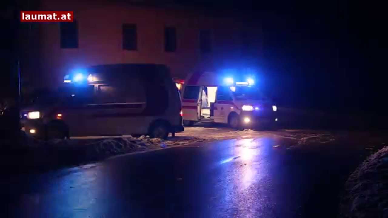 Fahrzeug krachte im Ortsgebiet von Pennewang gegen Baum und Hausmauer