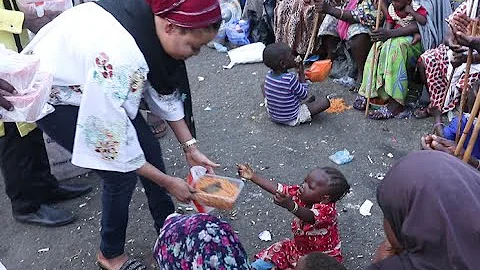 So Touching! Lizzy Anjorin Gives out Food To Over 1000 Kids & Adult in Remembrance Of Her Parents