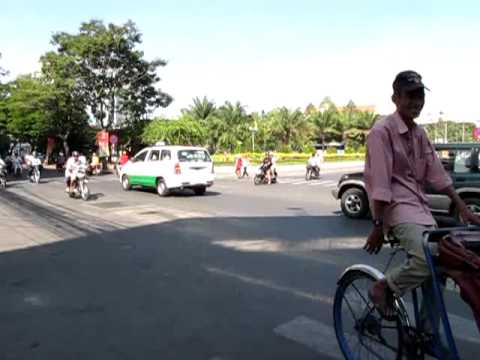 Vidéo: Chauffeur De Pousse-pousse Endormi, Hoi An, Vietnam [carte Postale] - Réseau Matador