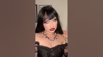 Let‘s try romantic goth makeup 🥀