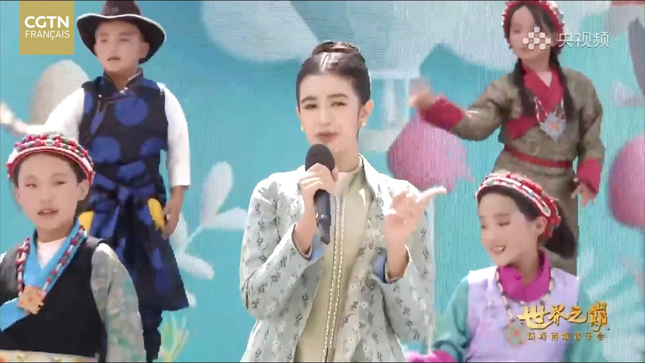 La princesse du Cambodge Norodom Jenna chante « Let's Say HI » au mont Qomolangma