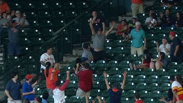 CLE@HOU: Astros fan makes a great grab on foul