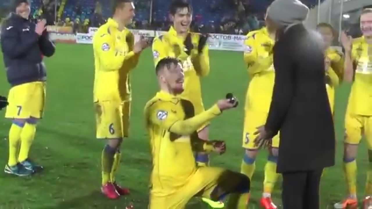 Jogador De Futebol Pede Namorada Em Casamento Dentro De Campo Youtube Jogador De Futebol Pede Namorada Em Casamento Dentro De Campo Youtube