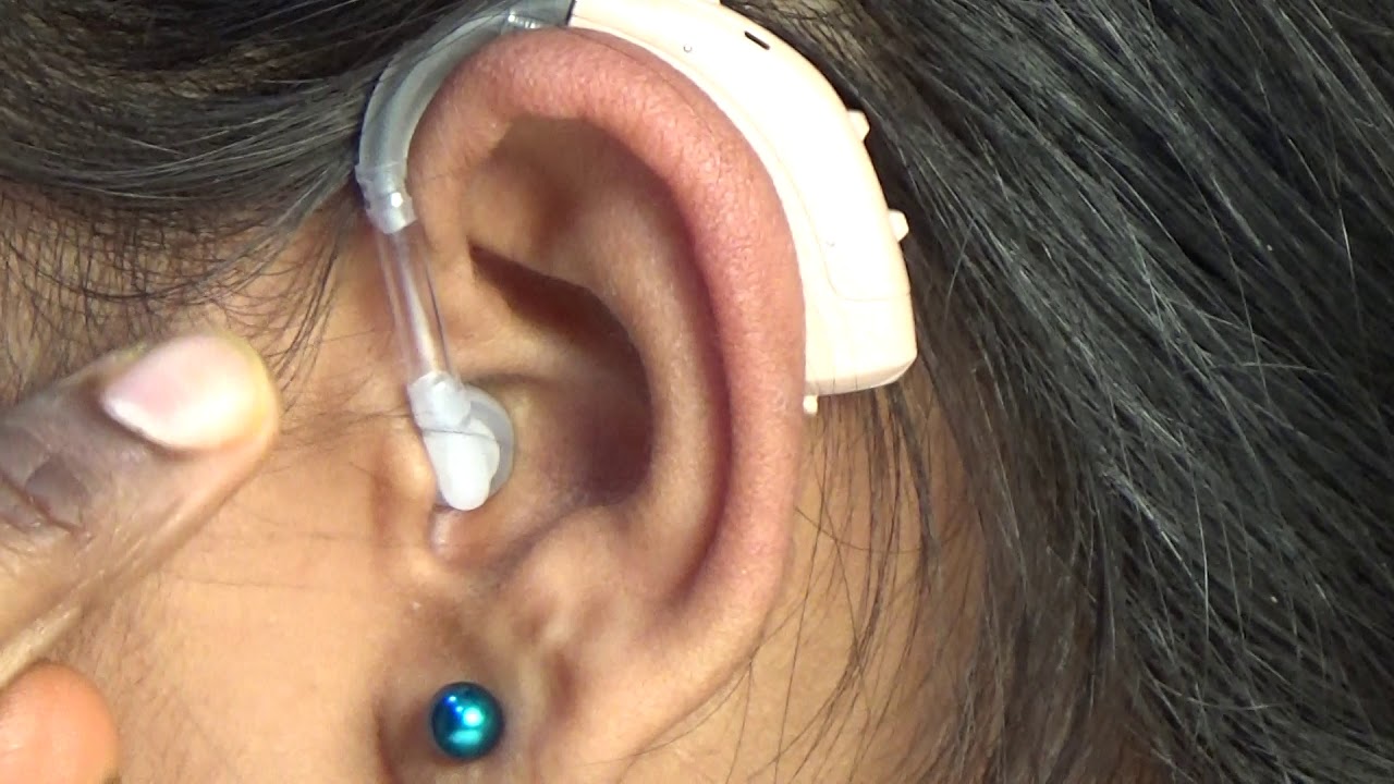 Ear hearing. Слуховой аппарат на правое ухо. Надевает слуховой аппарат. Трубка для слухового аппарата Сименс. Слуховой аппарат за ухом маленький.
