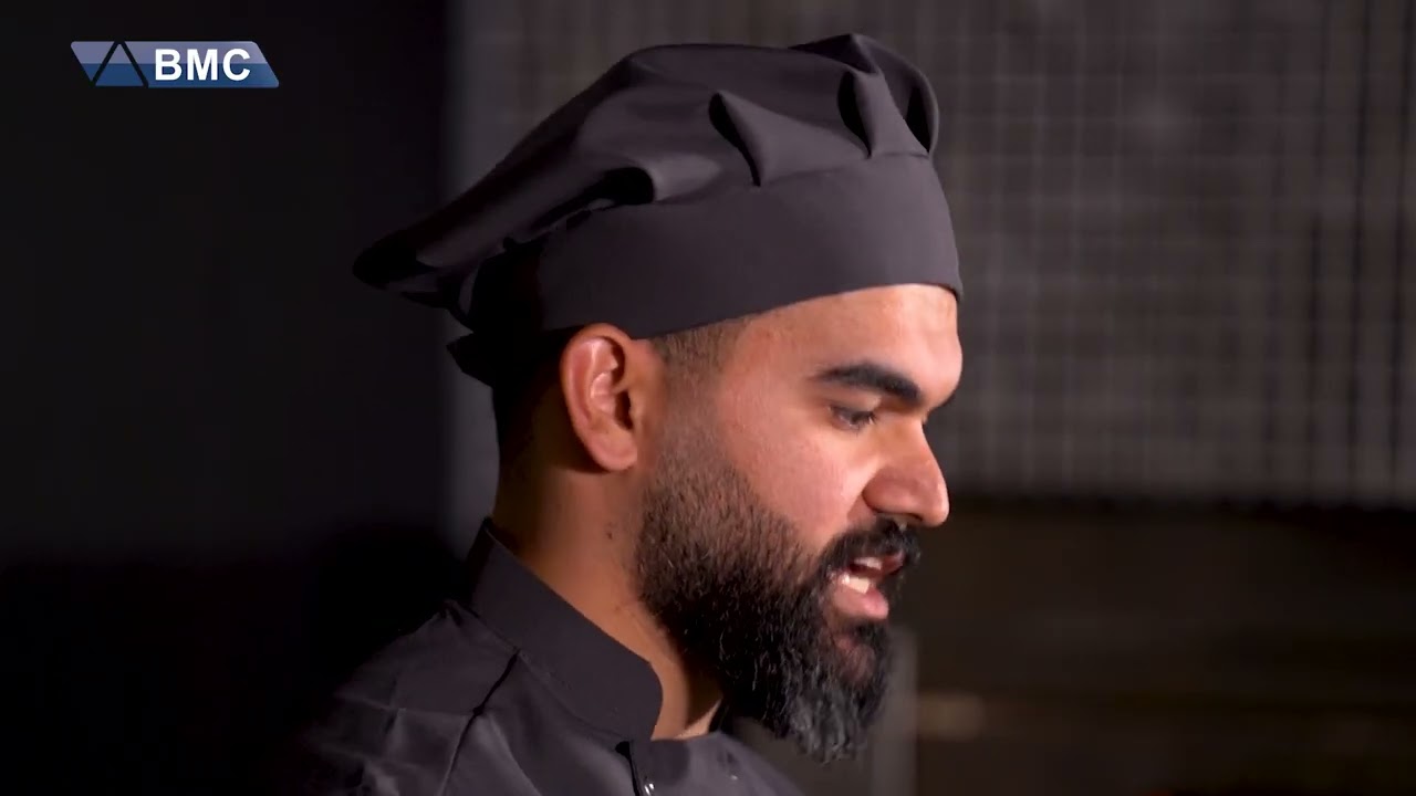 شێف کاروان ئەم ئێوارەیە مریشکی فڕن ئامادە دەکات بزانە شێوازی ئامادەکردنەکەی چۆنە