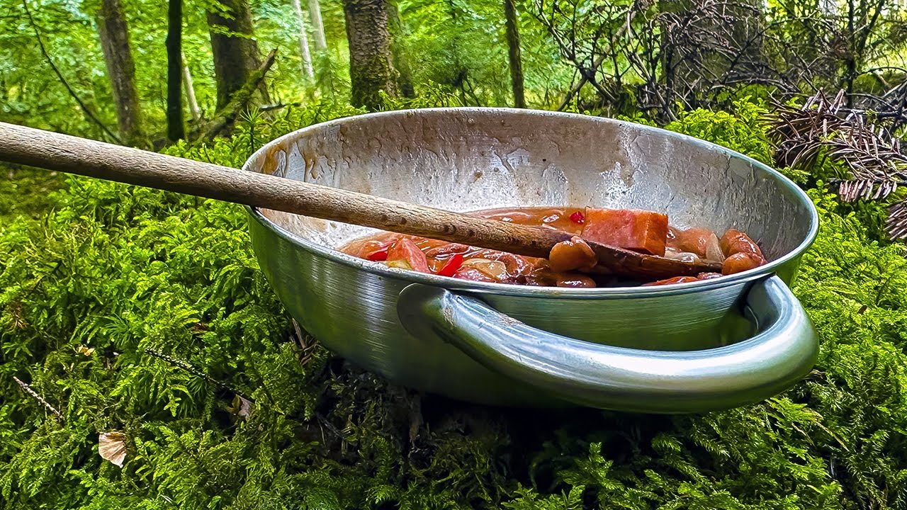Chili Bohnen mit Cabanossi gekocht in der Wald-Küche [Outdoor Rezept]