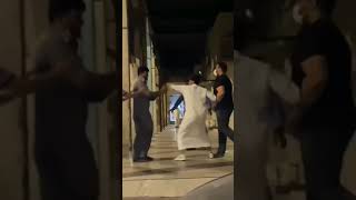 عمال أجانب ‏ يعتدون بالضرب على شاب سعودي ‏ في حي البطحاء ، وسط العاصمة الرياض