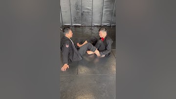 Two berimbolos level hard🥵🥵🥵 #jiujitsu #miyao #joaomiyao #paulomiyao #armlock #fácil #berimbolo
