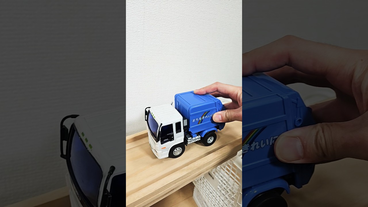Garbage Trucks drive a steep hill & Fall into the hole! ごみ収集車のミニカーが穴に落ちる！ #ToyCars #satisfying #ミニカー