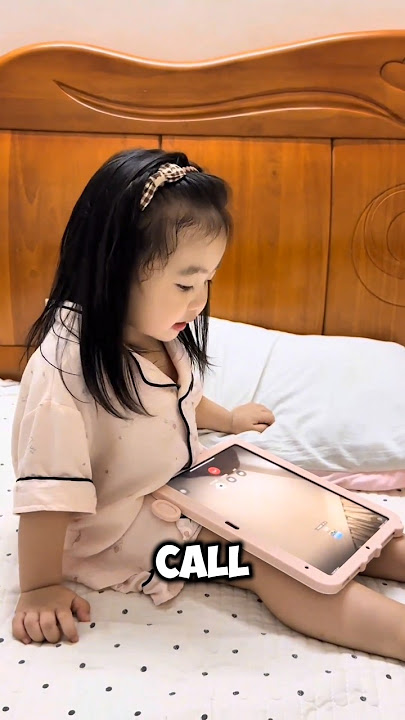 This little girl calls her dad just to listen to the ringtone 🤣