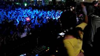 DJ Rhiannon has TIËSTO fans clapping & jumping!