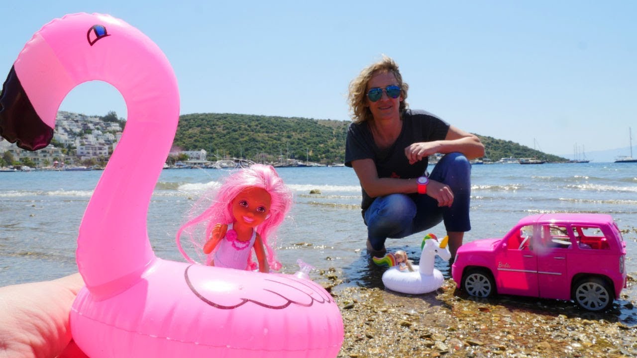 Barbie oyuncak videoları. Chelsea bebek plajda eğleniyor YouTube