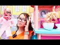 Nehir ve Barbie büyükannesi geleceği için temizlik yapıyorlar. Kızlar için Barbie oyunları