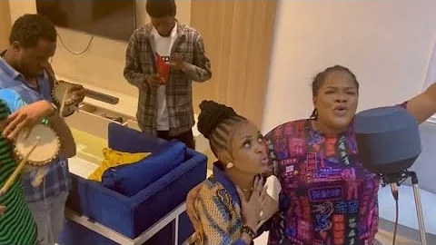 TOYIN ABRAHAM SINGS WITH ONE OF HER FAVORITE,TOYIN BACKED HER UP……,,,,