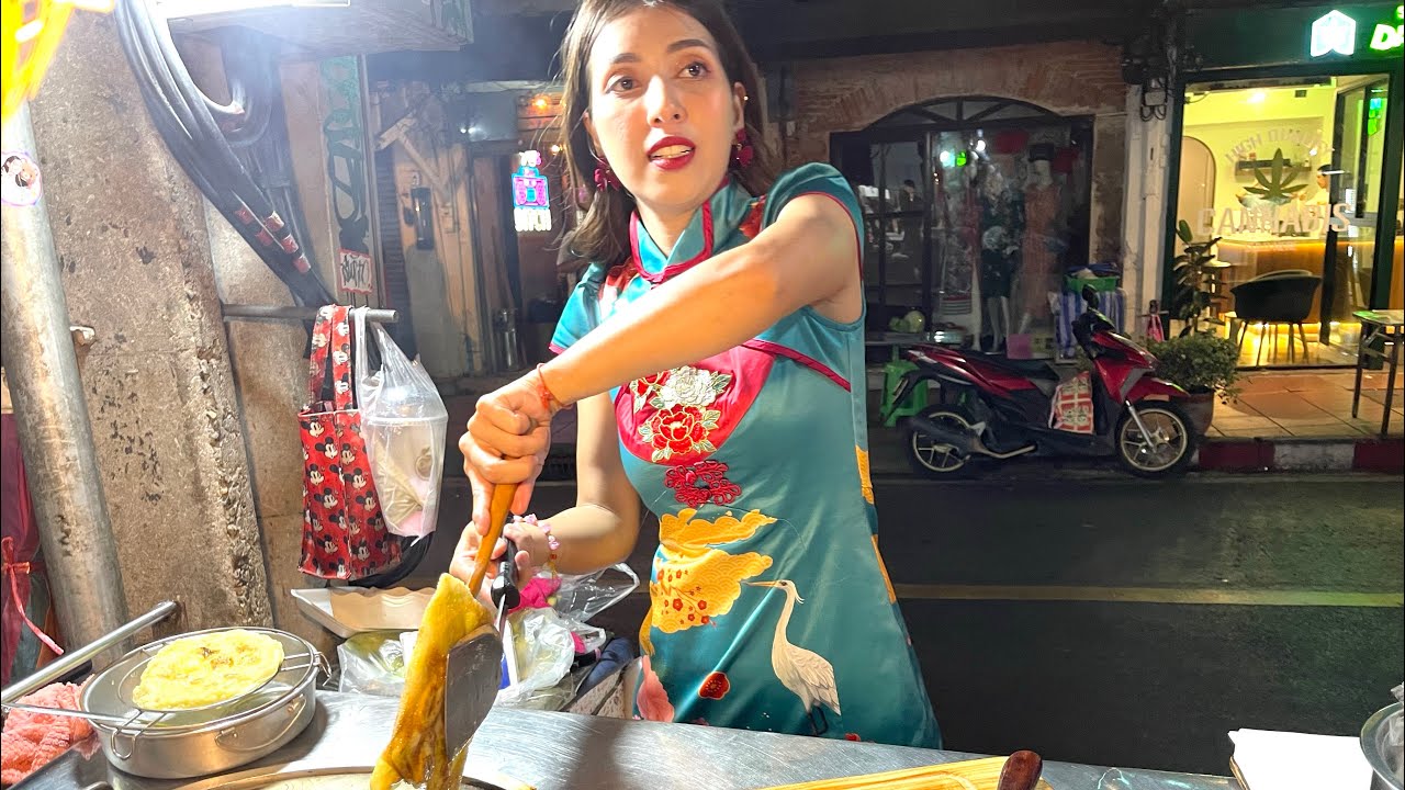 Pol Roti Costume Amazing! PUY Roti Lady In Chinese Costume Serving Banana &Egg In ...