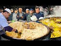 Environ 1000 kilos de pilaf national ouzbek  cuisine de rue populaire