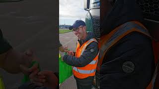 Ganhando Frutas Do Amigo Em França