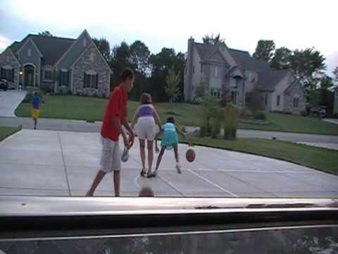 PARIS, PRINCE MICHAEL, LATOYA AND TITO PLAYING BASKETBALL AT NEVERLAND! ROUND 2!