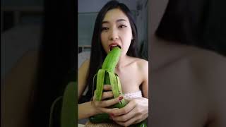 Panjang Banget!!! Pisang Hampir Enggak Muat di Masukin ke Mulut