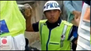Ketika pria ini jongkok, anunya di injak perempuan...