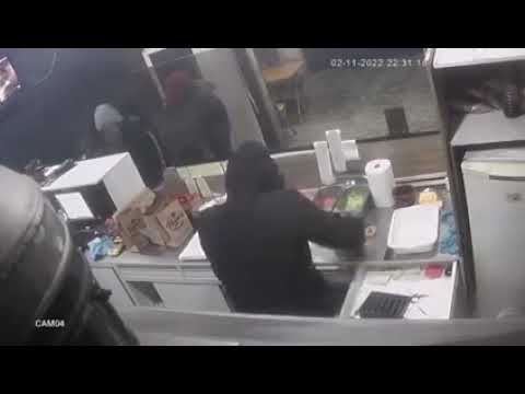 Assaltante prepara lanches “para viagem” durante roubo a hamburgueria