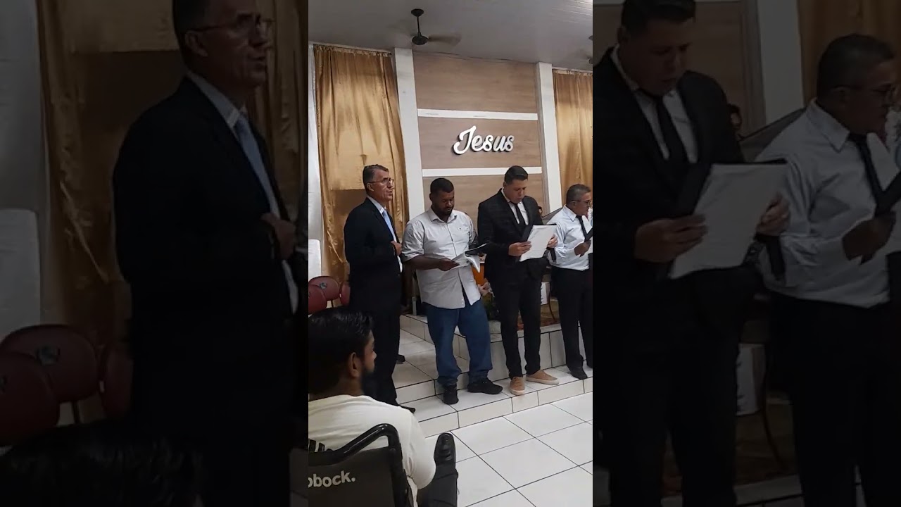 Grupo de varões guerreiros de Cristo louvando a Deus hoje no culto profético 