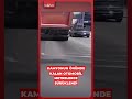 Kamyonun önünde kalan otomobil metrelerce sürüklendi #shorts #kamyon #otomobil