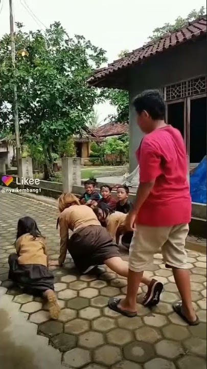 Aksi Kocak Menarik kaki Peserta Lomba Lari sehingga tak bisa lari dari Garis Start,status wa paling