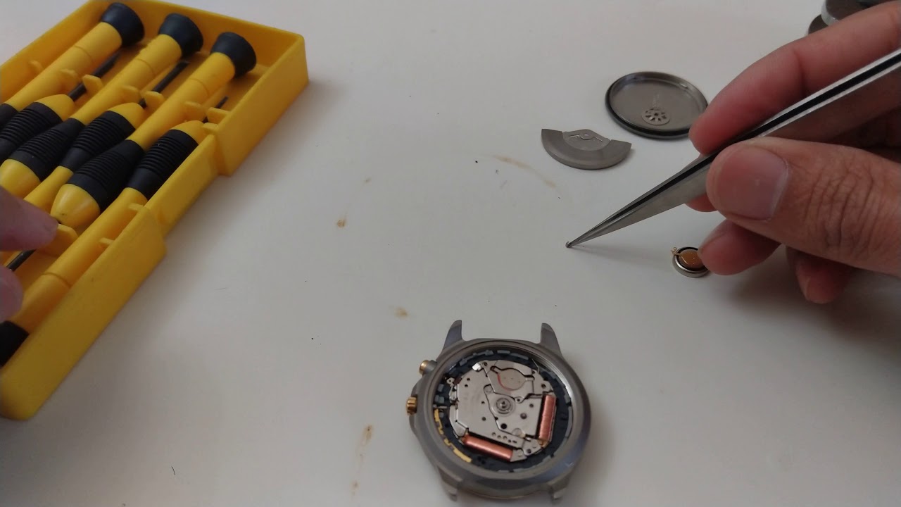 Changing Seiko Kinetic Capacitor Battery- Time Lapse - YouTube