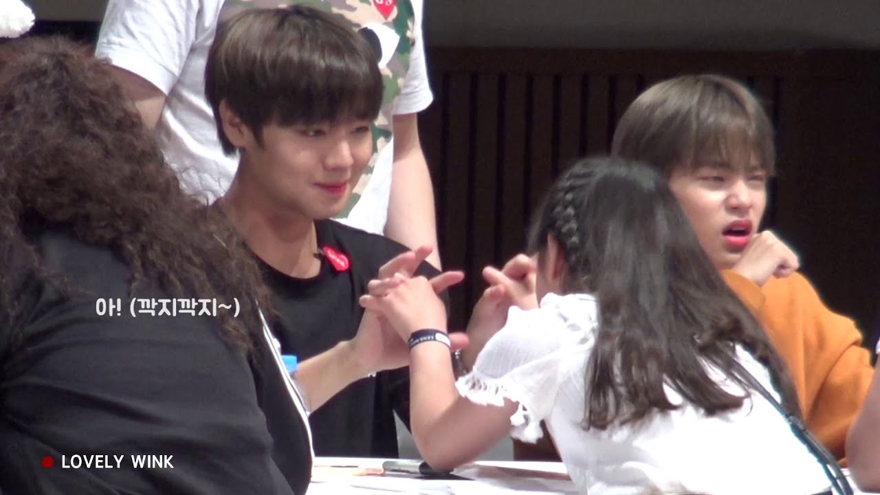 180519 우는 팬을 다정하게 안아주는 박지훈 쏘스윗 모먼트 / 러블리 윙크