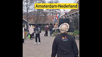 Teman-teman seperjuangan mooners sedang menikmati libur gratis yang disponsori oleh aplikasi holigo