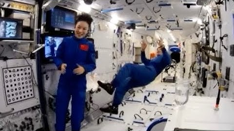 Taikonauts show how to turn around in zero gravity