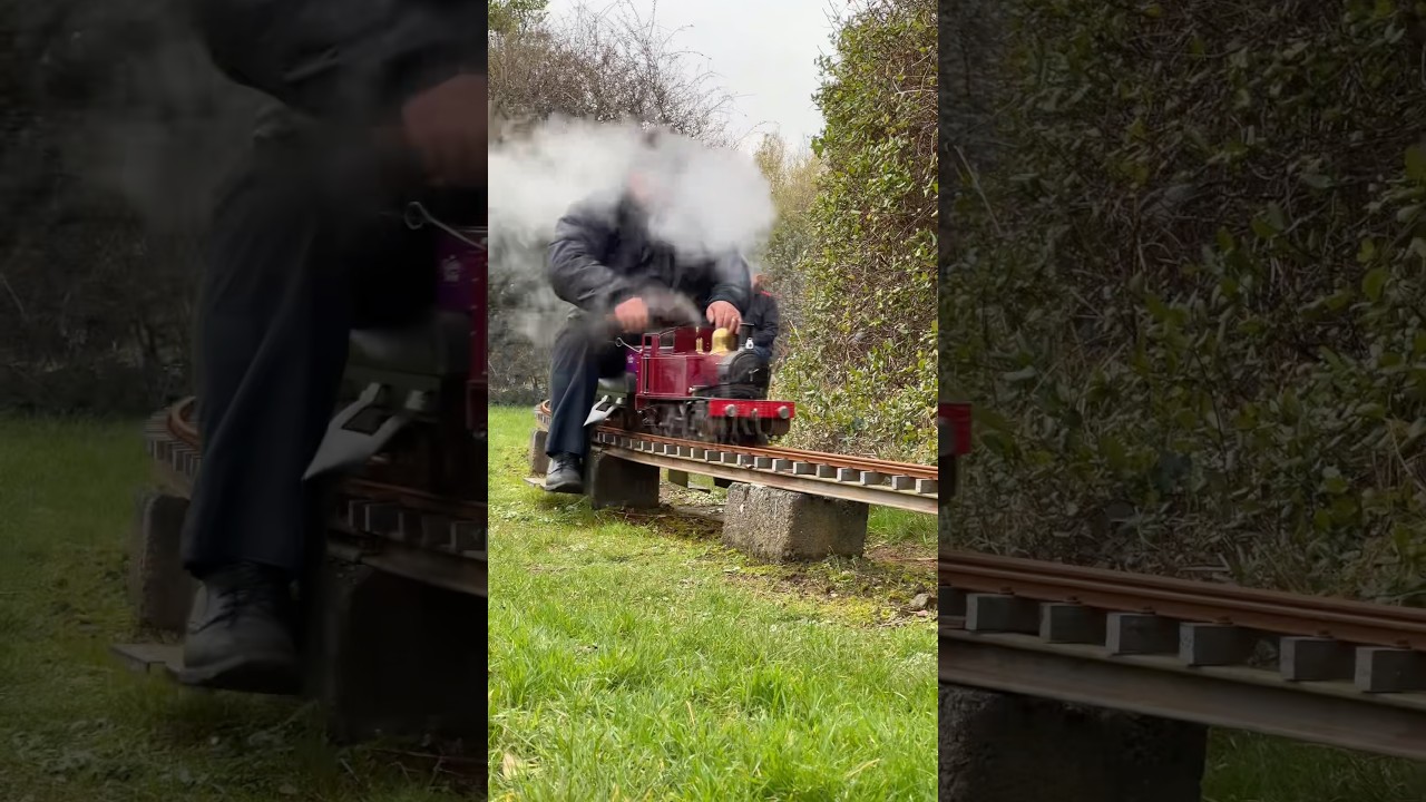 SMOOTH ACTION! Watch this miniature Simplex steam train round the corner 🚂✨ 