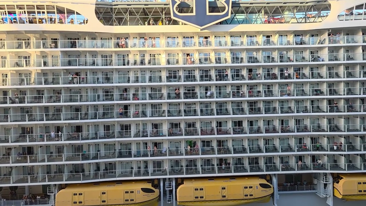 Når et af verdens største krydstogtskibe sejler forbi din balkon.