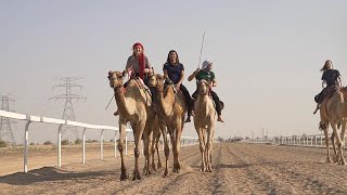 Adventures: Dubai'deki deve yarışlarında kadınlar tarih yazıyor Resimi