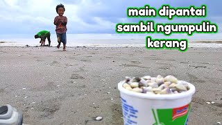 Ayidin mencari kerang dipantai Pulau puteri | KARAWANG