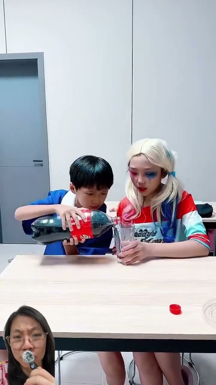 ADIK PELIT GAK MAU BAGI COCA COLA , BIAR KAKA YANG TUANG