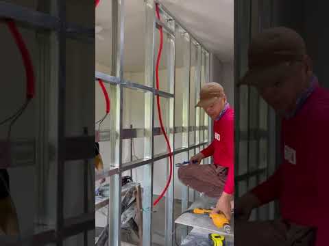 Video: Produksyon at pag-install ng mga metal na bakod