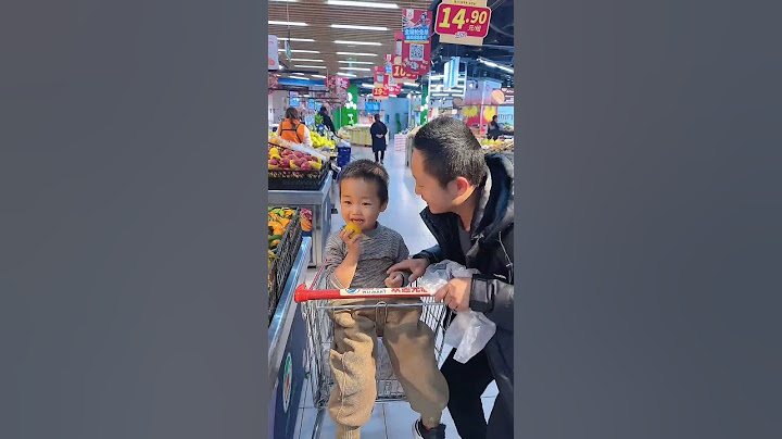 小米宝逛超市，边吃爸爸边付钱#呆萌小米宝#萌娃#熊孩子