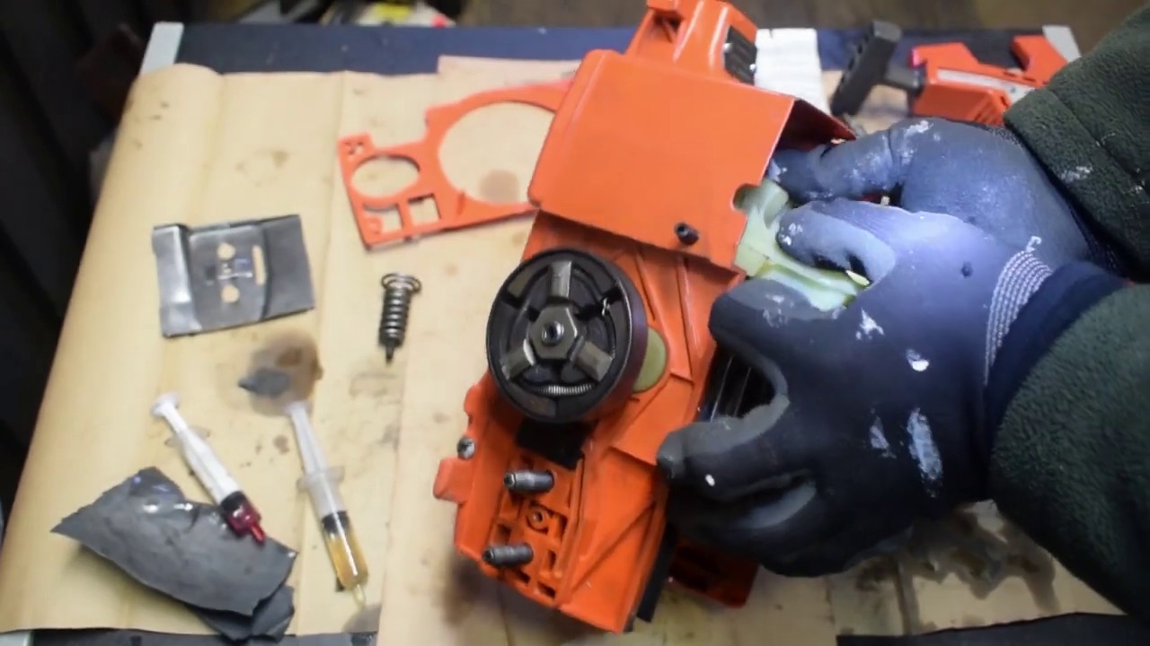 Carburator, air filter plate and recoil starter installation ...