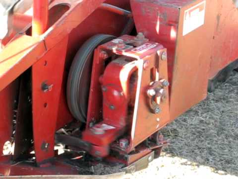 International Harvester 810 grain header wobble box - YouTube