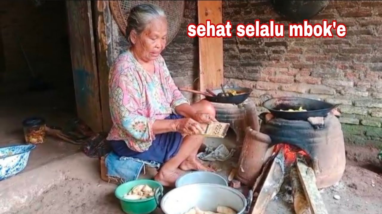 Intip mbok e lagi bikin kripik pisang 