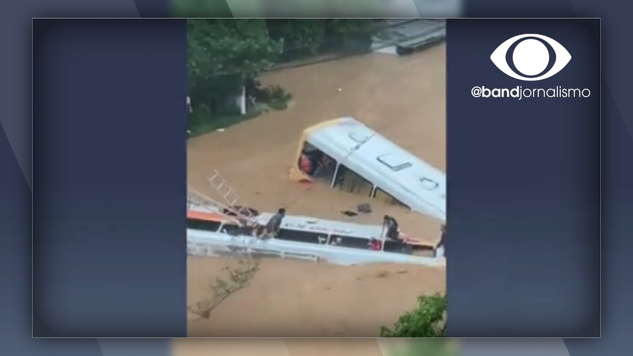 Ceará: Chuva intensa provoca alagamentos em ruas e casas de Fortaleza
